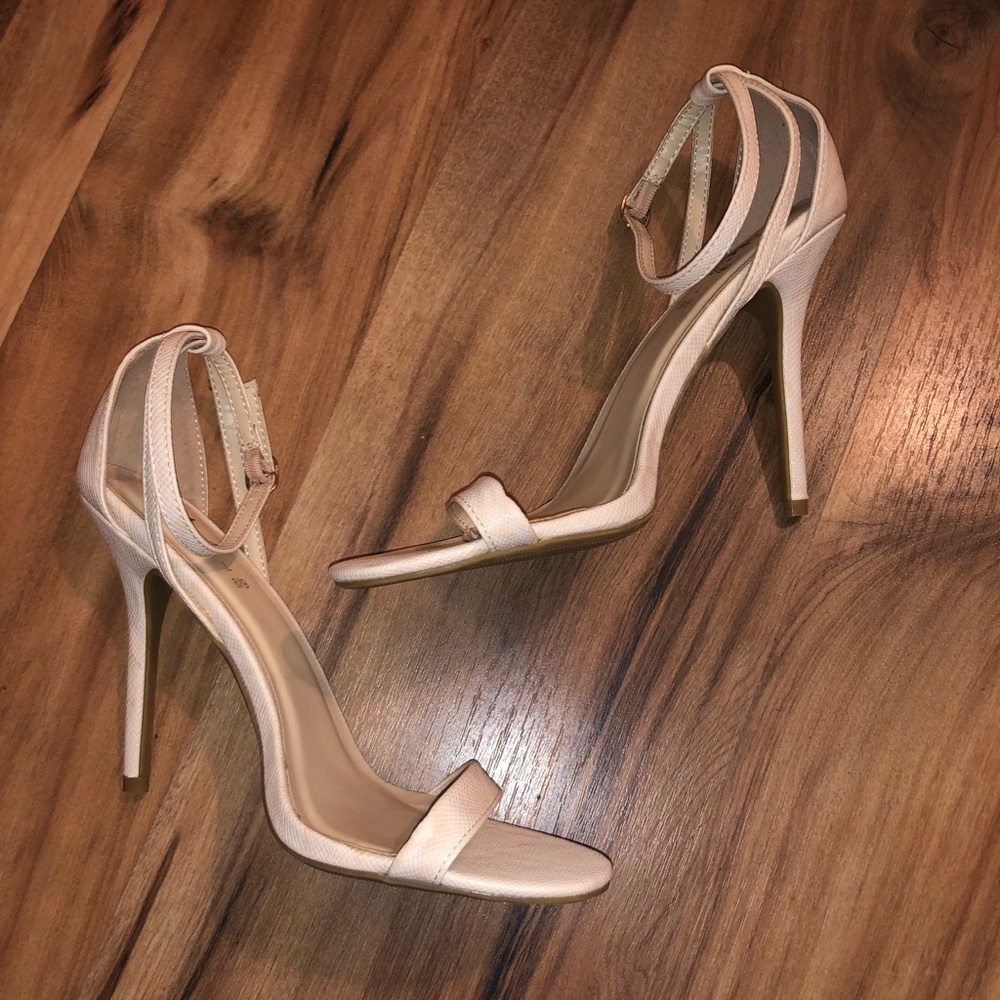 Brand New Creme Lizard Print Strap Pumps
